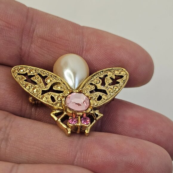 Gold Tone Insect Pink Rhinestone Faux Pearl Brooch Unmarked Fly Pin - Picture 4 of 8